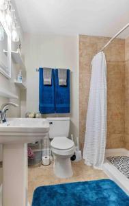 Ένα μπάνιο στο The Diamond Dwelling Queen Size Bed Ft Lee