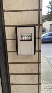 ein Münztelefon an der Seite eines Gebäudes in der Unterkunft Apartment am Grünen Ring in Herne