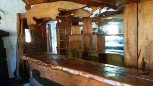 un banco de madera en una habitación con paredes de madera en Huecubu suites en San Miguel del Monte