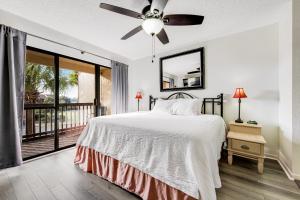 Una cama o camas en una habitación de Beachwalk Condominiums 1B
