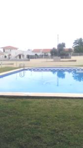 una gran piscina azul en un patio en Chalet independiente con vistas en urbanización privada en Peñíscola