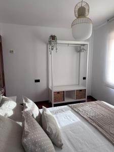 A bed or beds in a room at La Austera