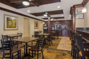 a restaurant with tables and chairs and a bar at Best Western Grove City Inn in Grove City