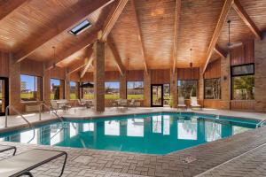 einen Pool in einem Haus mit Holzdecke in der Unterkunft Best Western Grove City Inn in Grove City
