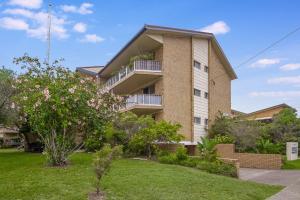 un edificio de apartamentos con balcón y patio en Kirra Beachside, en Gold Coast