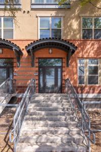 una escalera que conduce a un edificio con puerta en The Elizabeth, en San Antonio