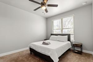 Un dormitorio con una cama con ventilador de techo. en The Elizabeth, en San Antonio