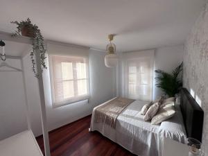 A bed or beds in a room at La Austera