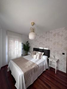 A bed or beds in a room at La Austera