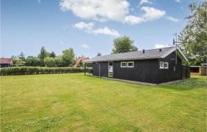 una casa negra con un gran patio delante en 2 Bedroom Lovely Home In Samsø, en Nordby 9 fotos más