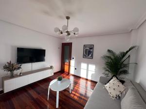 庫迪列羅的住宿－La Austera，客厅配有沙发和桌子