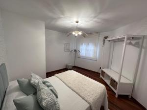 A bed or beds in a room at La Austera