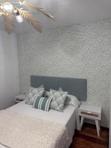 A bed or beds in a room at La Austera