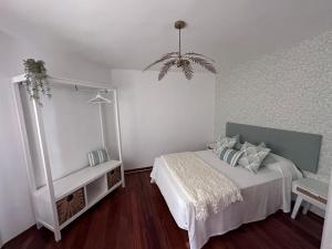 A bed or beds in a room at La Austera