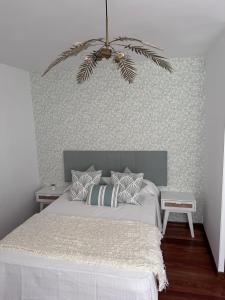 A bed or beds in a room at La Austera