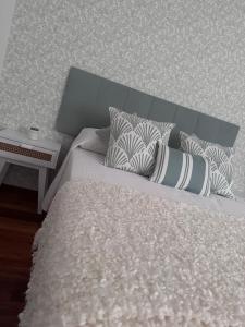 A bed or beds in a room at La Austera