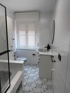 A bathroom at La Austera Még 22 kép