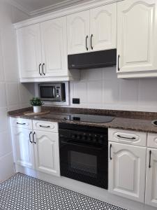 A kitchen or kitchenette at La Austera
