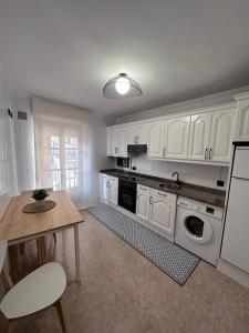 A kitchen or kitchenette at La Austera