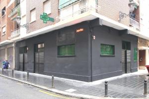 a black building on the side of a street at Loft de lujo a estrenar Apartamento n2 in Valencia