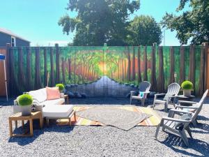 une terrasse avec des chaises et un canapé en face d'une clôture dans l'établissement Benton Motel, à Benton