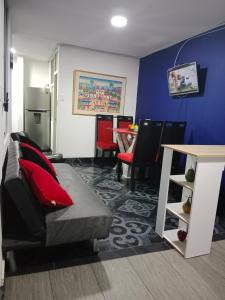ein Wohnzimmer mit Sofa und Tisch in der Unterkunft 101, amoblado Bogota, cerca al aeropuerto el dorado in Bogotá