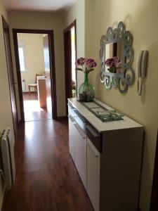 una cocina con una encimera con un jarrón de flores. en Lazaro Sol, en Viveiro 2 fotos más