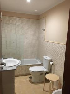Un baño con inodoro, lavabo y bañera. en Lazaro Sol, en Viveiro