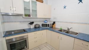 A kitchen or kitchenette at Magnetic Reef Unit 5