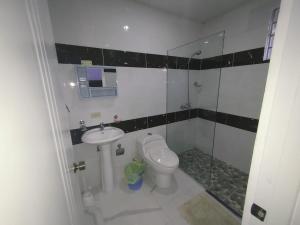 Et badeværelse på Apartamento amueblado Res Blue Amber N1