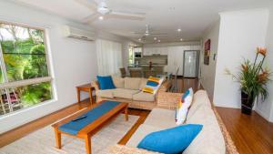een woonkamer met een bank en een tafel bij Dolphin Escape Holiday House in Horseshoe Bay