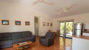 sala de estar con sofá y mesa en The Ponderosa Holiday House en Horseshoe Bay