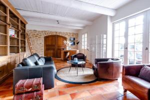 Sala de estar con 2 sofás y mesa en Mas de la Fontaine, en Sarrians
