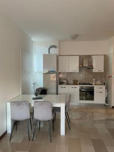 Kuchyň nebo kuchyňský kout v ubytování Lovely apartment in Gallarate