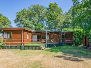 een hut in het bos met een tuin bij Villa Maashorst in Uden