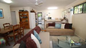 Posezení v ubytování Seaward Cottage, Nelly Bay