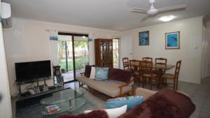 TV a/nebo společenská místnost v ubytování Seaward Cottage, Nelly Bay + 4 fotografie