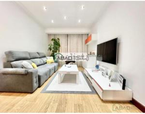 sala de estar con sofá y mesa en Santuchu Apartamento Elegante con wifi, en Bilbao