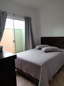 1 dormitorio con cama y ventana en Apartamentos de Penha, en Penha