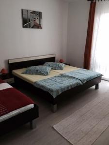 een slaapkamer met 2 bedden in een kamer bij Apartments by the sea Stara Novalja, Pag - 234 in Stara Novalja