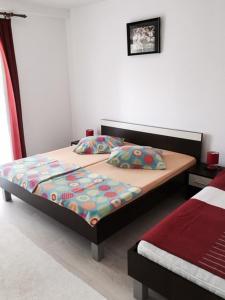 een slaapkamer met 2 bedden in een kamer bij Apartments by the sea Stara Novalja, Pag - 234 in Stara Novalja