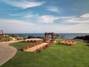 Une rangée de chaises et une allée de mariage avec des fleurs dans l'établissement Zadún, a Ritz-Carlton Reserve, à San José del Cabo