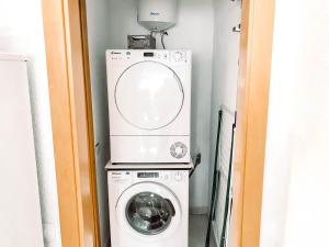 een wasmachine en droger in een kleine kamer bij CASA MIRAMAR in Corralejo