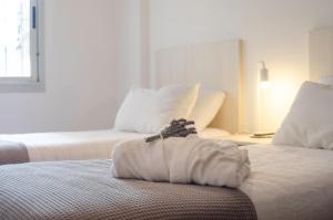 Una toalla blanca sobre una cama en Apart Luna Salta en Salta