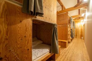 Palanda nebo palandy na pokoji v ubytování BED N CHILL Shippoya 七宝屋