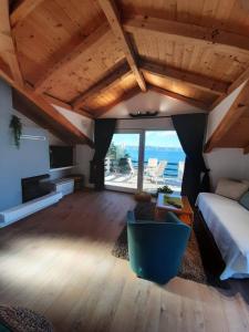 duży pokój z łóżkiem i dużym oknem w obiekcie Secluded fisherman's cottage Cove Zecja, Hvar - 13858 w mieście Jelsa