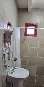 烏斯懷亞的住宿－Departamento Ushuaia，一间带白色水槽和窗户的浴室