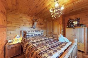 1 dormitorio con 1 cama en una cabaña de madera en Rocksway Cabin, en Banner Elk