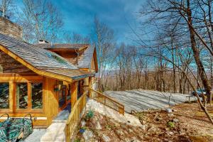 drewniany domek z werandą i tarasem w obiekcie Rocksway Cabin w mieście Banner Elk