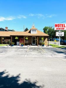 una señal de motel frente a un estacionamiento en Benton Motel, en Benton